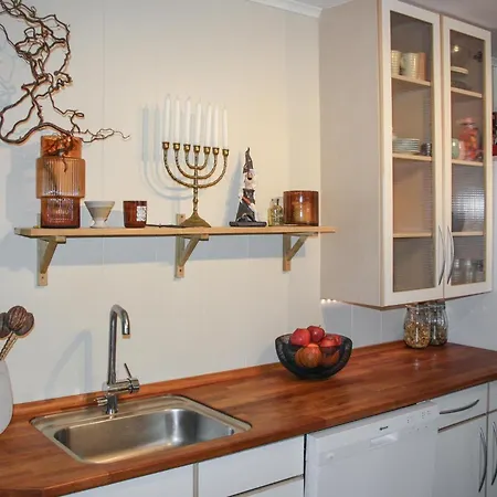 2 Bedroom Cozy In Holiday home